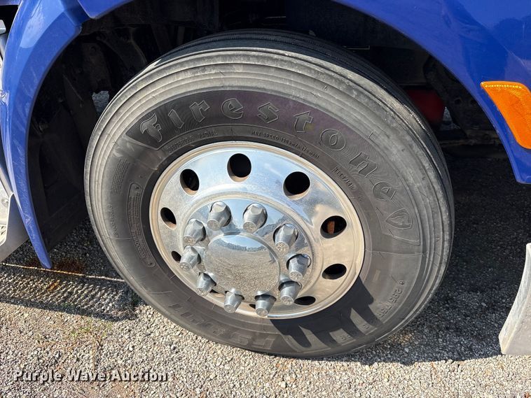 image for item ES8630 2016 Peterbilt 579 semi truck