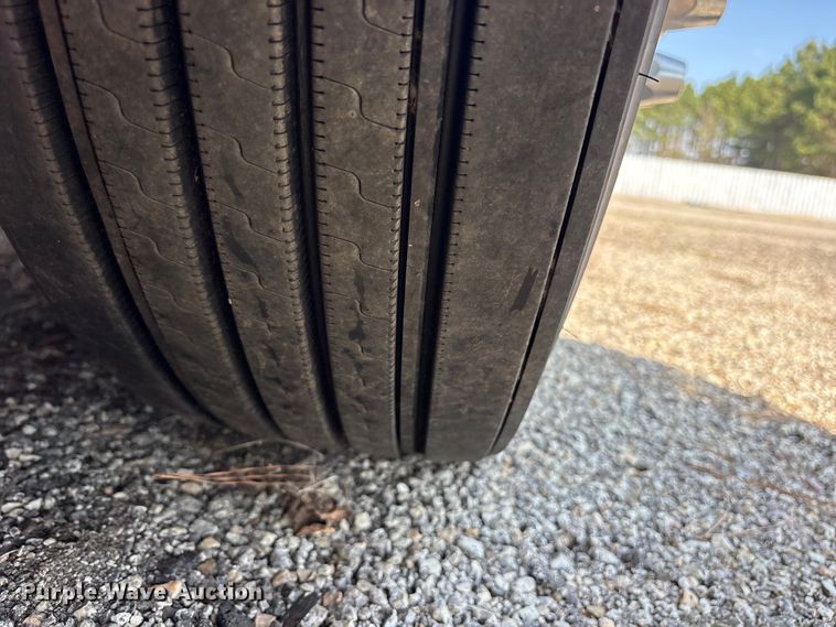 image for item ES8630 2016 Peterbilt 579 semi truck