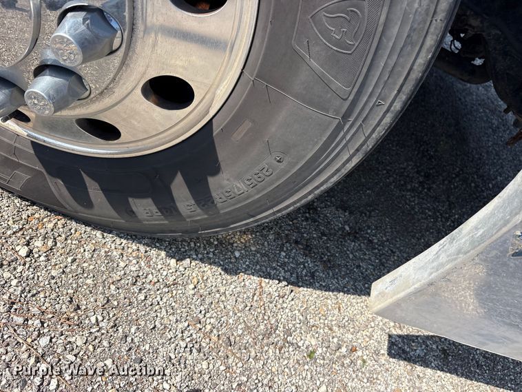 image for item ES8630 2016 Peterbilt 579 semi truck