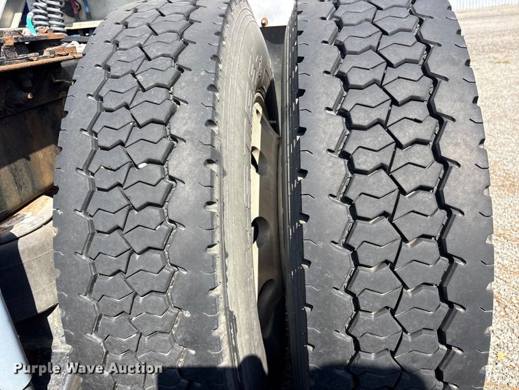 image for item ES8630 2016 Peterbilt 579 semi truck