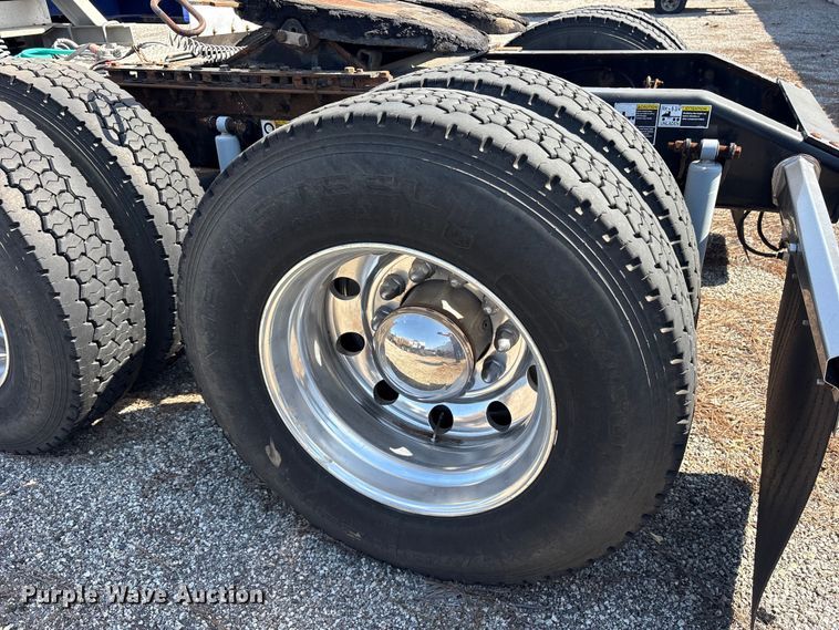 image for item ES8630 2016 Peterbilt 579 semi truck