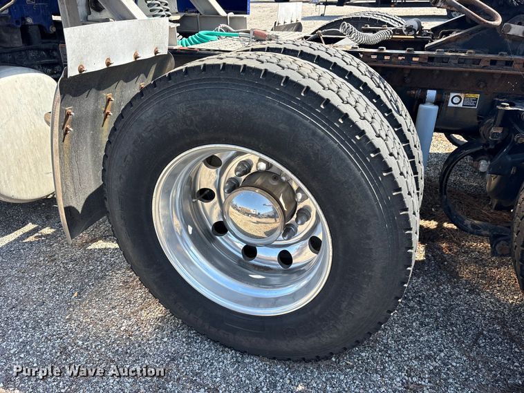 image for item ES8630 2016 Peterbilt 579 semi truck