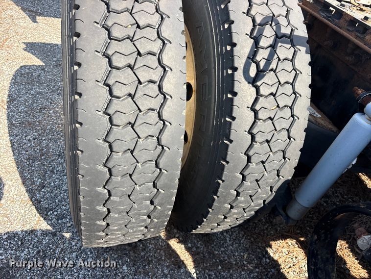 image for item ES8630 2016 Peterbilt 579 semi truck