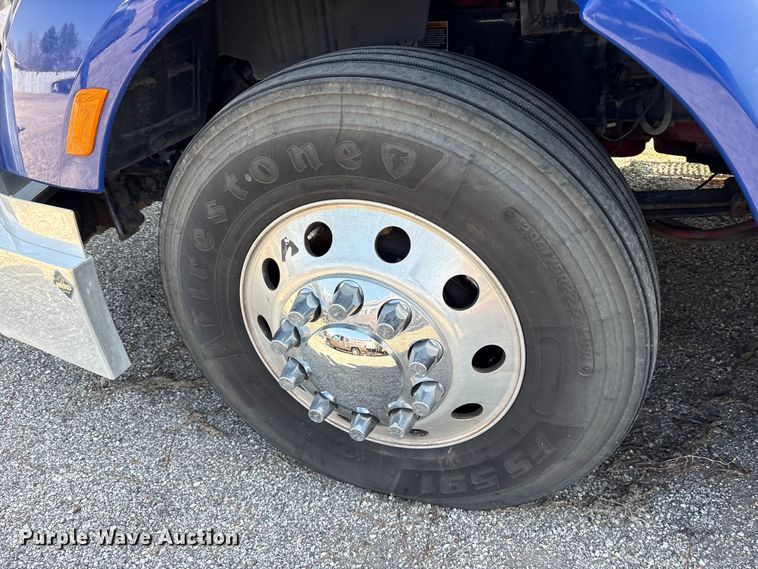 image for item ES8630 2016 Peterbilt 579 semi truck