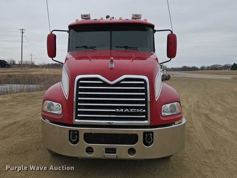 image for item ET1411 2015 Mack CXU613 semi truck