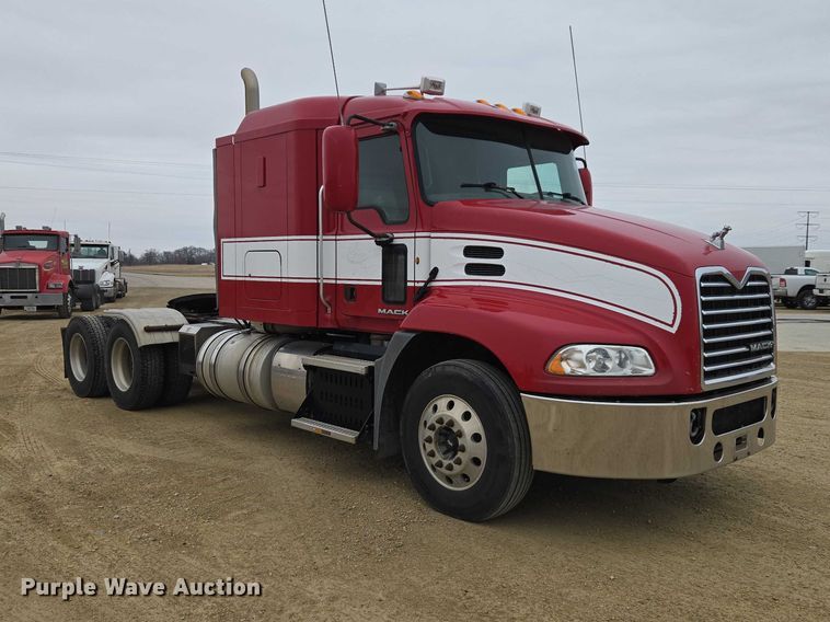 image for item ET1411 2015 Mack CXU613 semi truck