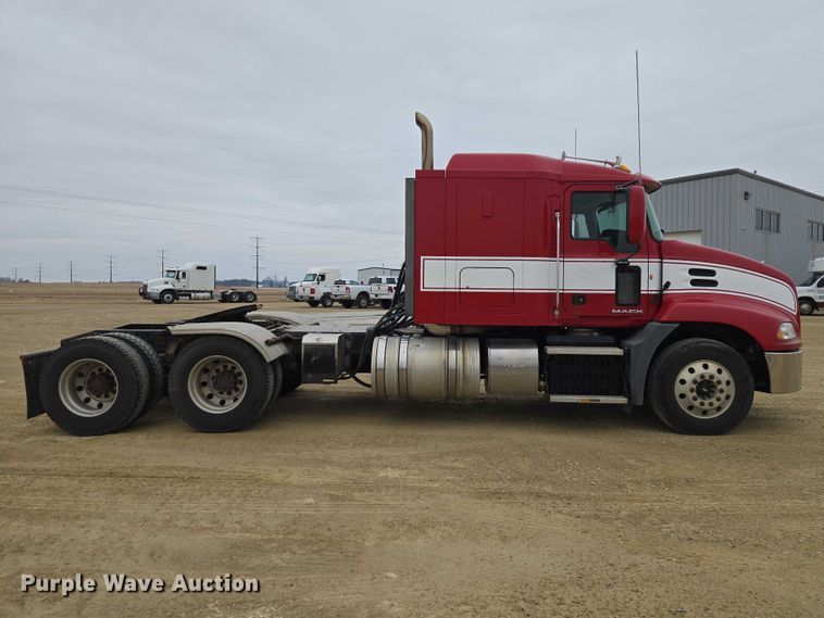 image for item ET1411 2015 Mack CXU613 semi truck