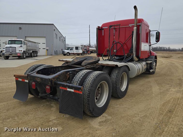 image for item ET1411 2015 Mack CXU613 semi truck