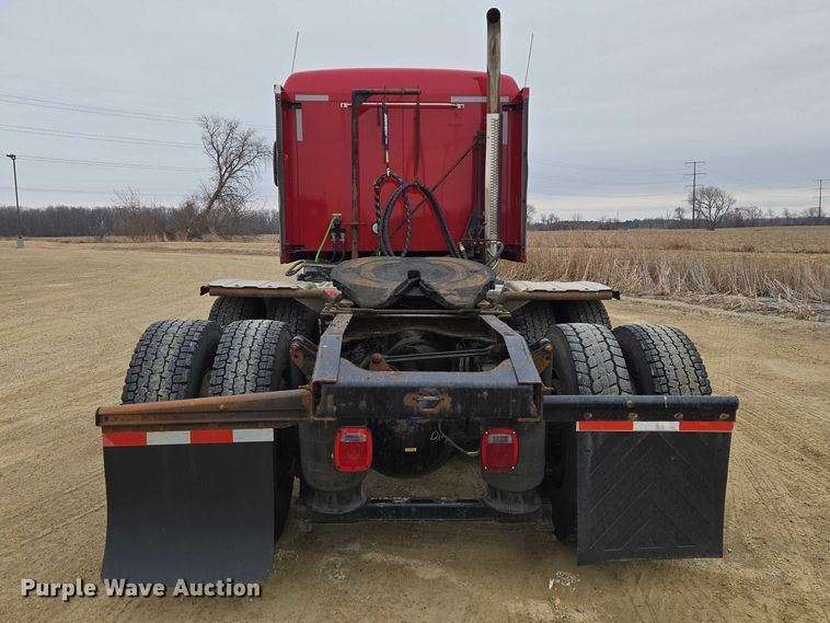image for item ET1411 2015 Mack CXU613 semi truck