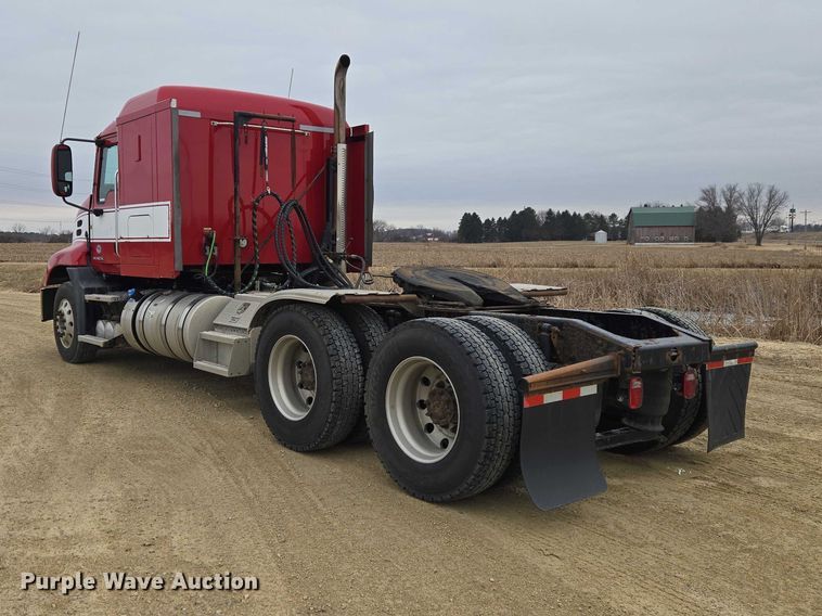 image for item ET1411 2015 Mack CXU613 semi truck