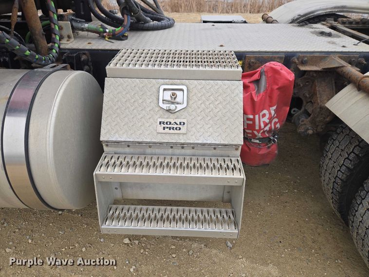 image for item ET1411 2015 Mack CXU613 semi truck