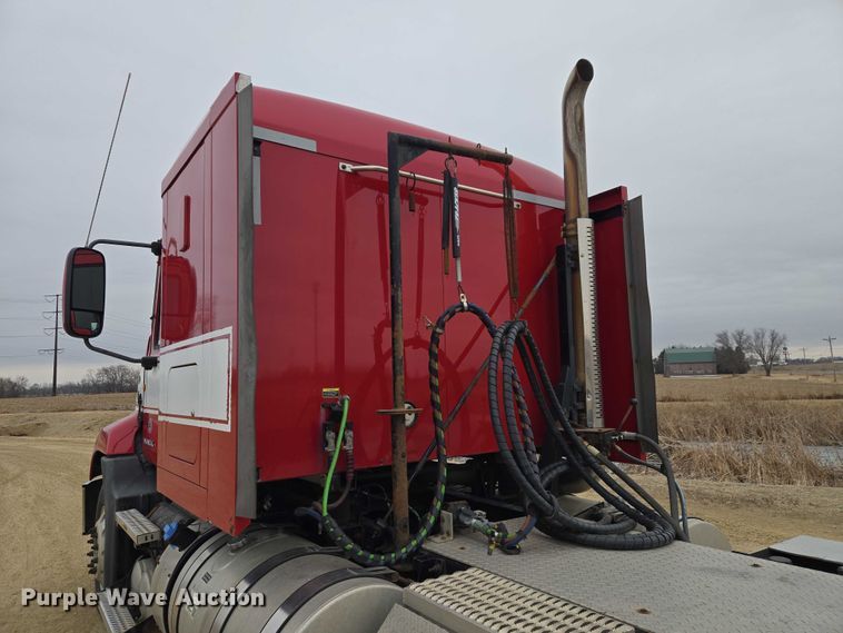 image for item ET1411 2015 Mack CXU613 semi truck