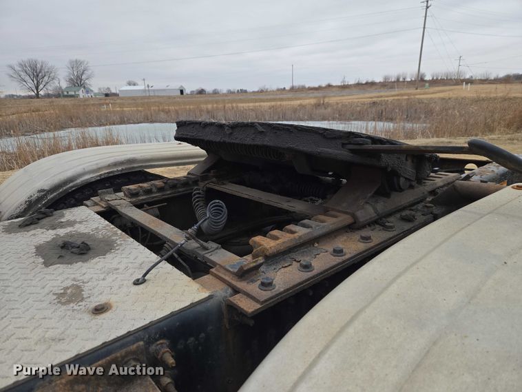 image for item ET1411 2015 Mack CXU613 semi truck