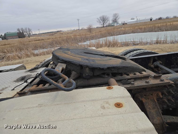 image for item ET1411 2015 Mack CXU613 semi truck