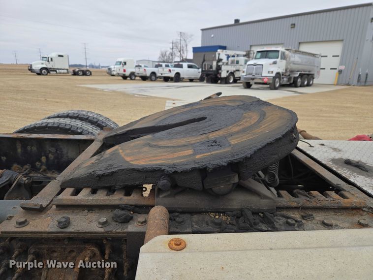 image for item ET1411 2015 Mack CXU613 semi truck