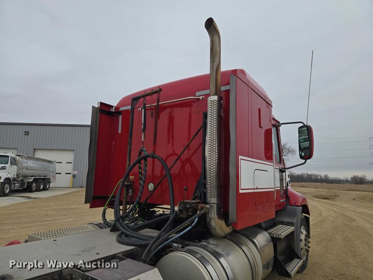 image for item ET1411 2015 Mack CXU613 semi truck