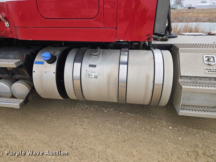 image for item ET1411 2015 Mack CXU613 semi truck