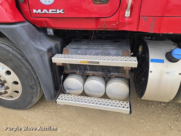 image for item ET1411 2015 Mack CXU613 semi truck