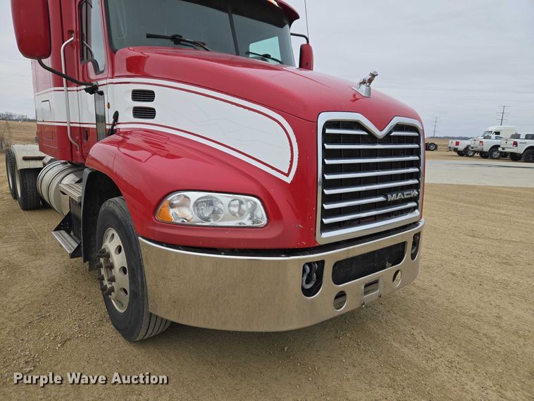 image for item ET1411 2015 Mack CXU613 semi truck