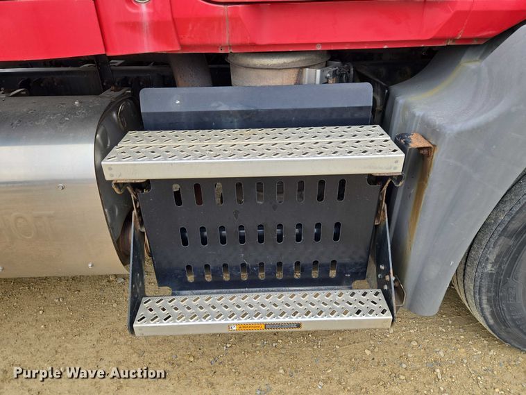 image for item ET1411 2015 Mack CXU613 semi truck