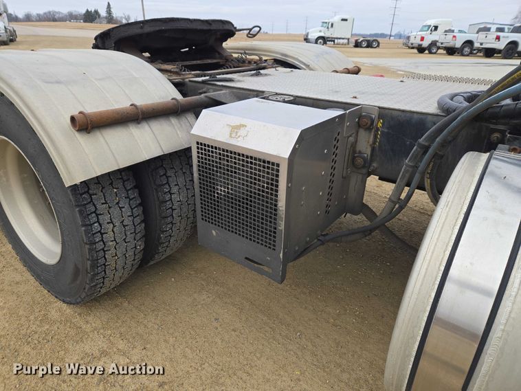 image for item ET1411 2015 Mack CXU613 semi truck