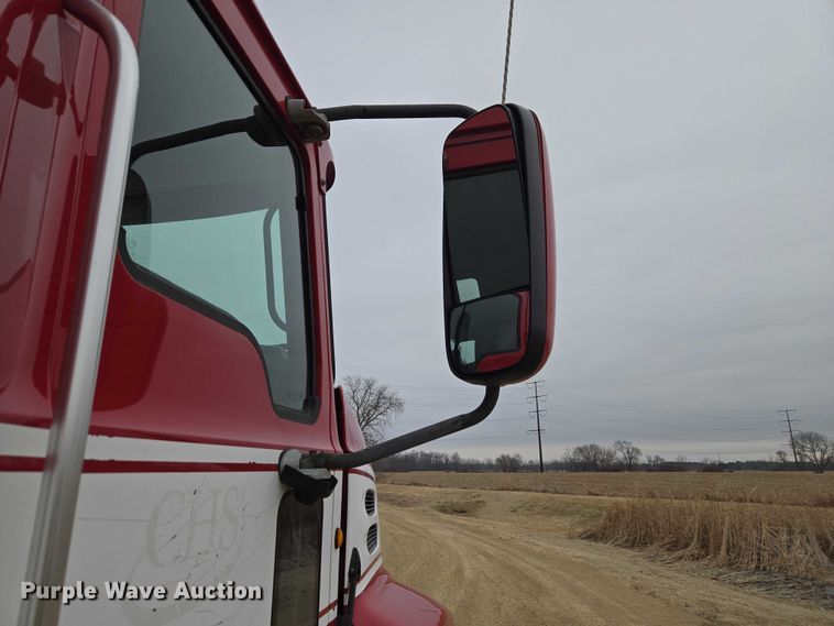 image for item ET1411 2015 Mack CXU613 semi truck