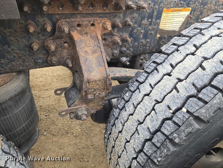 image for item ET1411 2015 Mack CXU613 semi truck