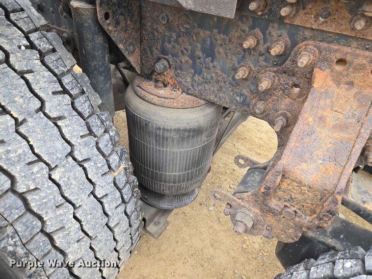 image for item ET1411 2015 Mack CXU613 semi truck