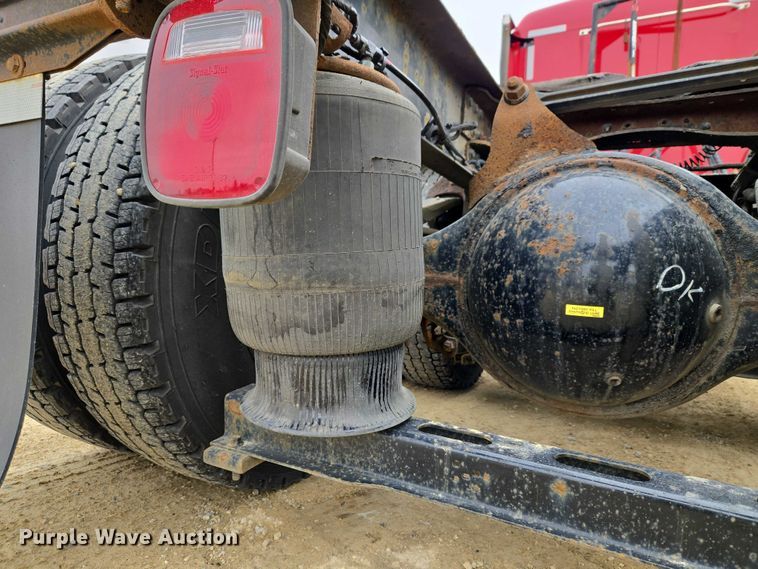 image for item ET1411 2015 Mack CXU613 semi truck