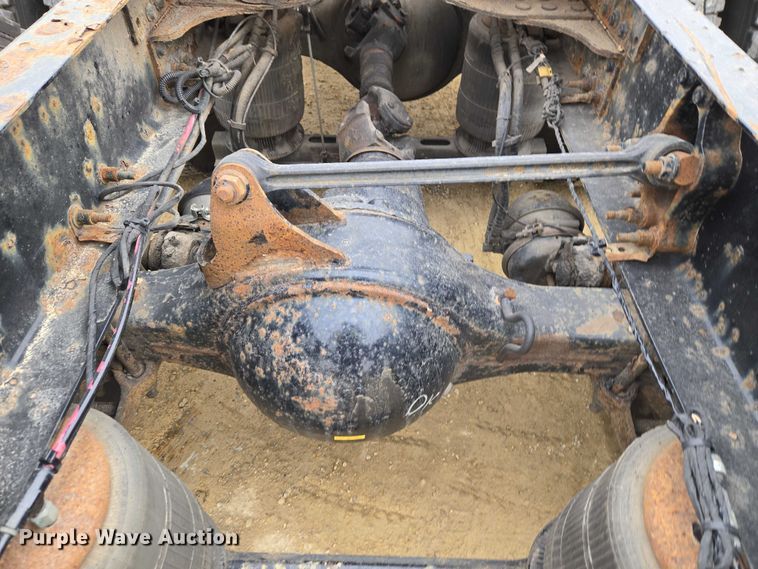 image for item ET1411 2015 Mack CXU613 semi truck