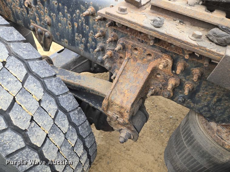 image for item ET1411 2015 Mack CXU613 semi truck