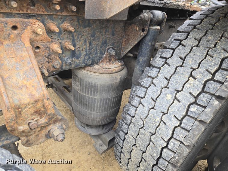 image for item ET1411 2015 Mack CXU613 semi truck