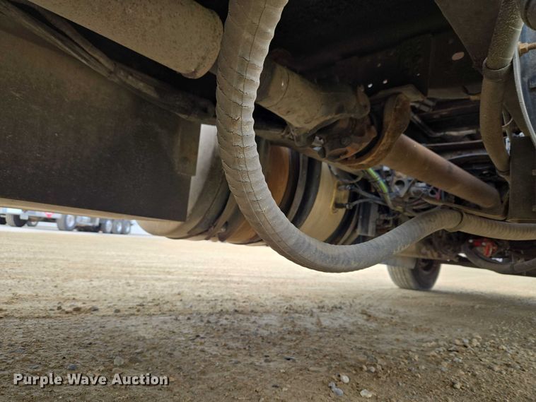 image for item ET1411 2015 Mack CXU613 semi truck