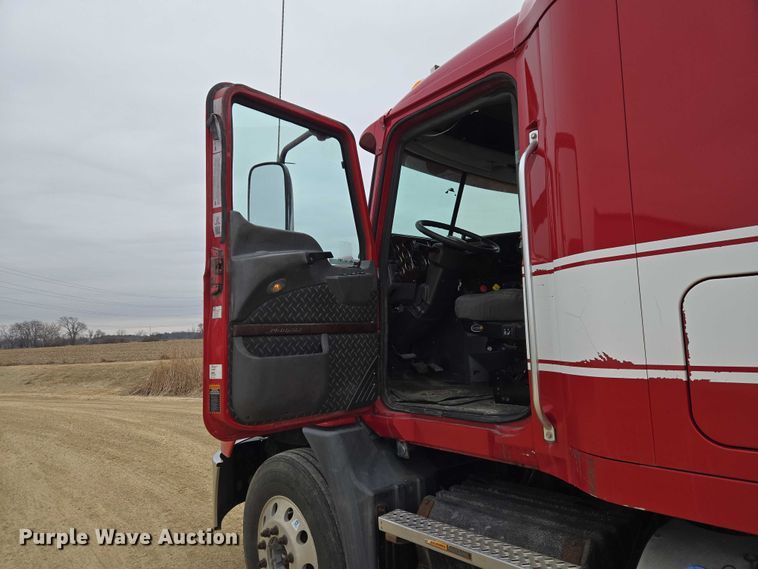 image for item ET1411 2015 Mack CXU613 semi truck