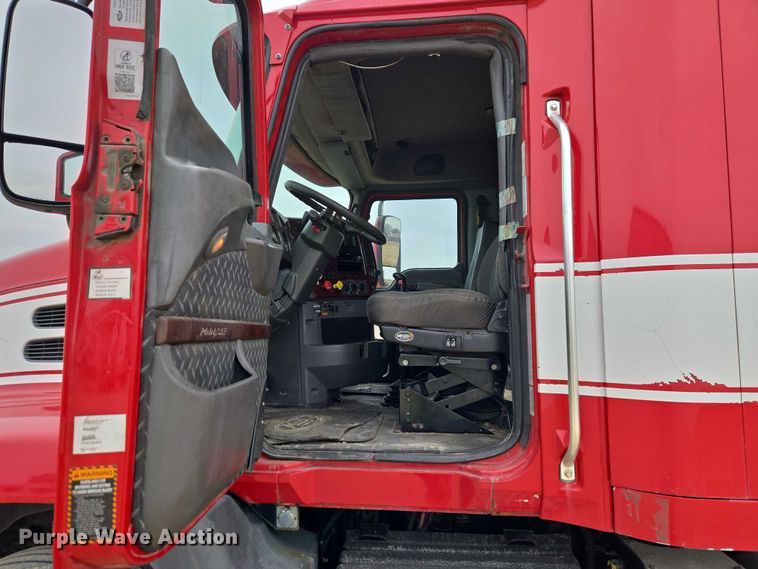 image for item ET1411 2015 Mack CXU613 semi truck