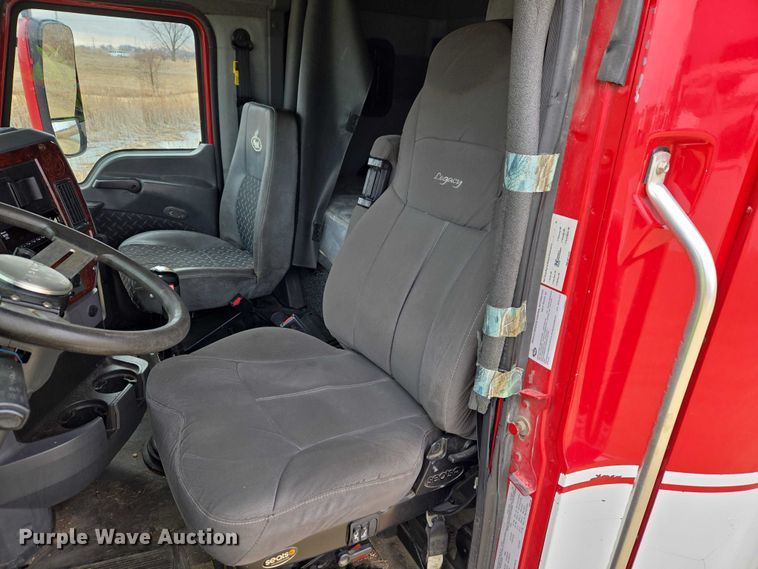 image for item ET1411 2015 Mack CXU613 semi truck