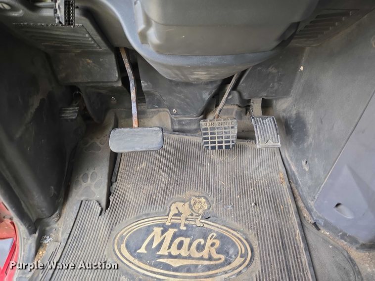 image for item ET1411 2015 Mack CXU613 semi truck