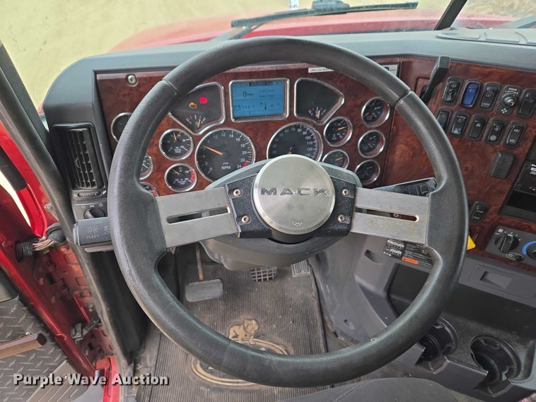 image for item ET1411 2015 Mack CXU613 semi truck