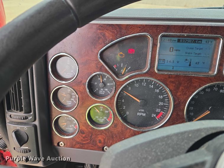 image for item ET1411 2015 Mack CXU613 semi truck