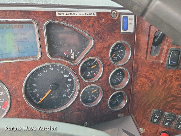 image for item ET1411 2015 Mack CXU613 semi truck