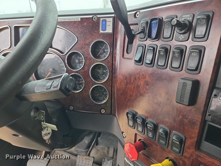 image for item ET1411 2015 Mack CXU613 semi truck