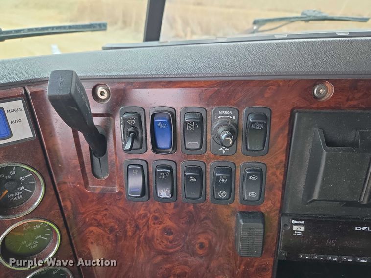 image for item ET1411 2015 Mack CXU613 semi truck