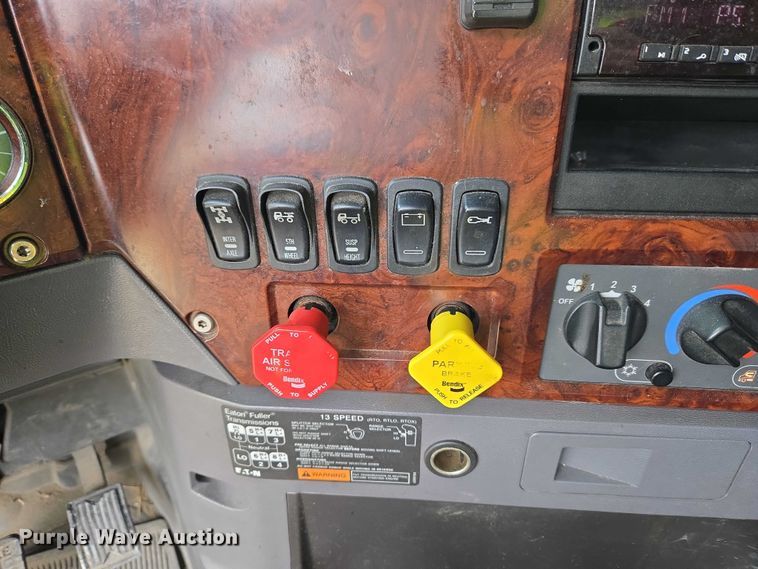 image for item ET1411 2015 Mack CXU613 semi truck