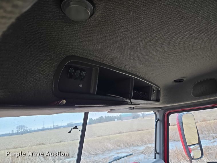 image for item ET1411 2015 Mack CXU613 semi truck