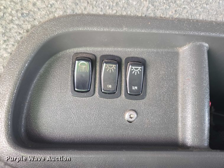 image for item ET1411 2015 Mack CXU613 semi truck