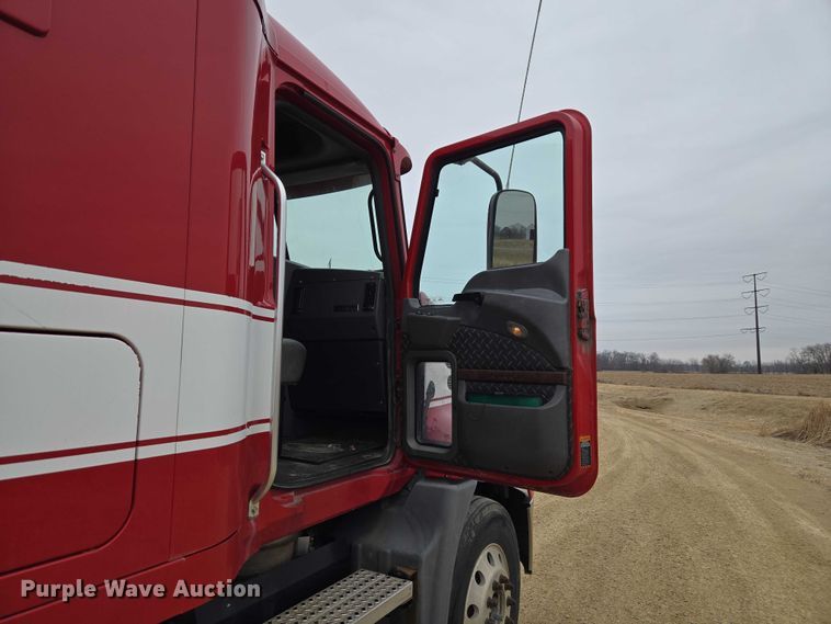 image for item ET1411 2015 Mack CXU613 semi truck