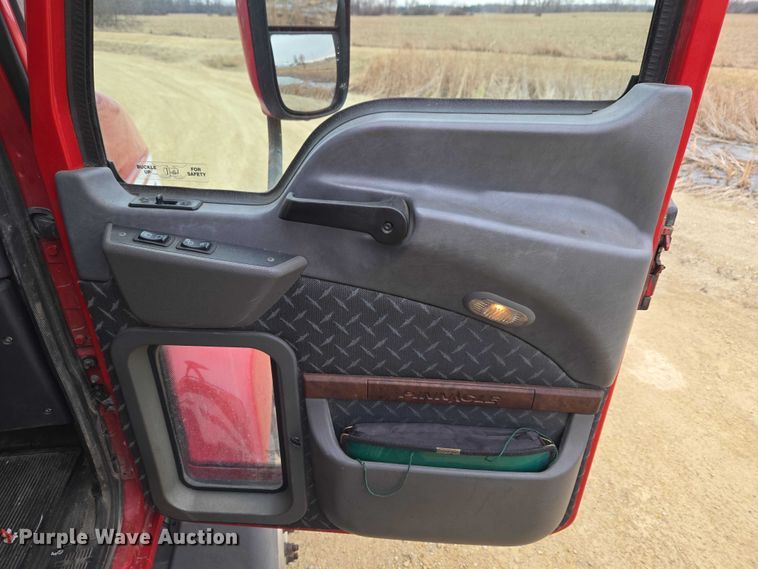 image for item ET1411 2015 Mack CXU613 semi truck