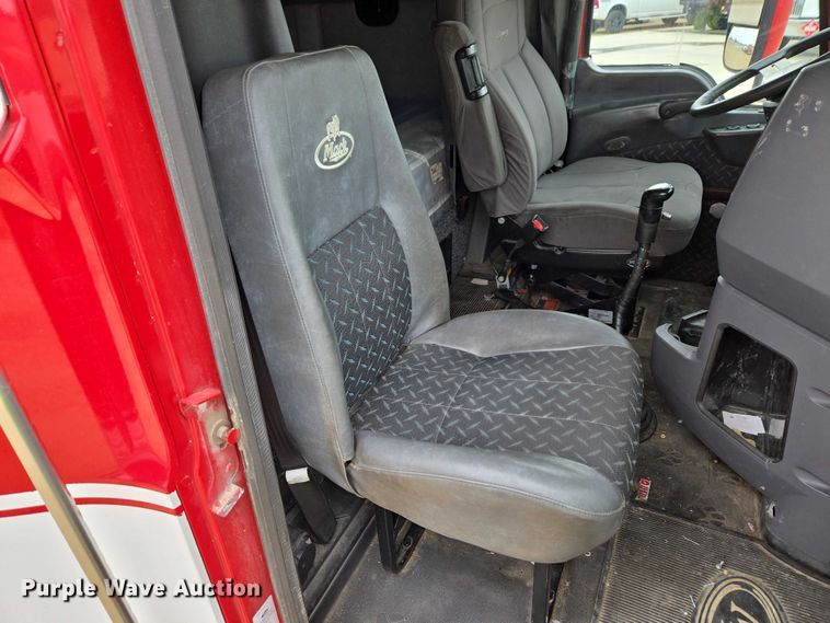 image for item ET1411 2015 Mack CXU613 semi truck