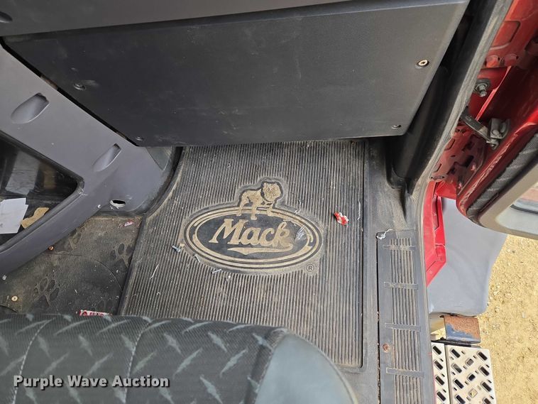 image for item ET1411 2015 Mack CXU613 semi truck