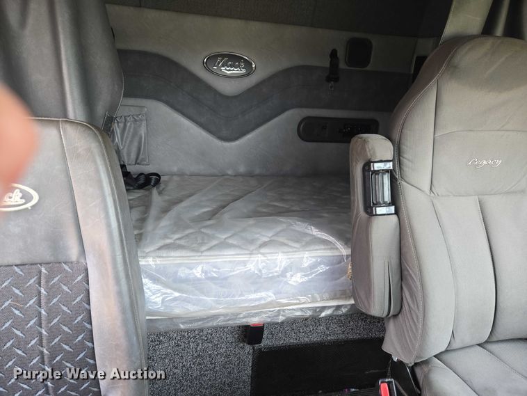 image for item ET1411 2015 Mack CXU613 semi truck